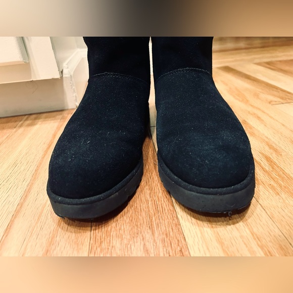 UGG Black Classic Mini ll Boots, Size 9. Fast Shipping! Non smoking home. - Picture 11 of 11
